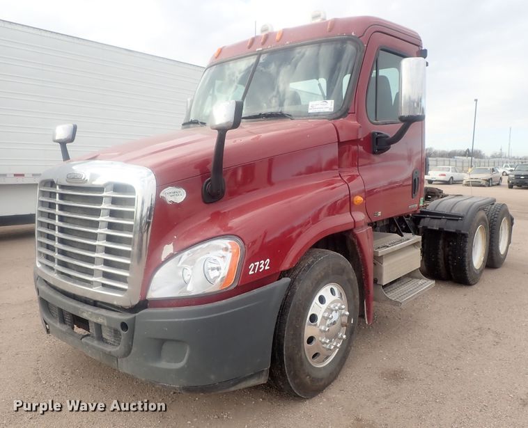 image for item DI7494 2010 Freightliner Cascadia  semi truck