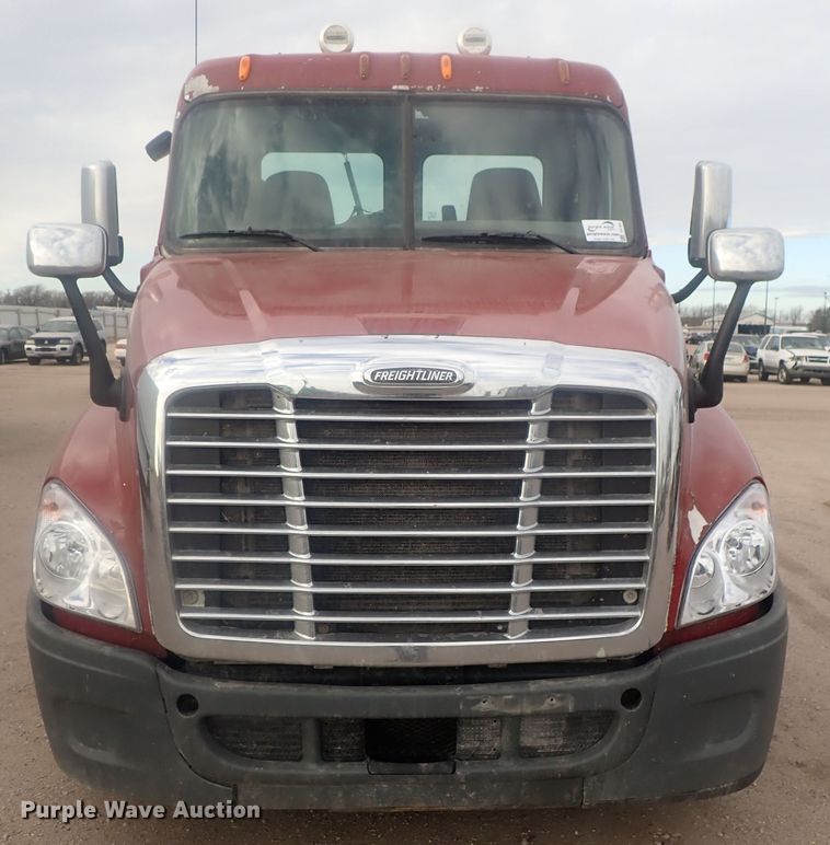image for item DI7494 2010 Freightliner Cascadia  semi truck