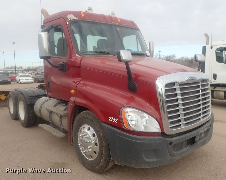 image for item DI7494 2010 Freightliner Cascadia  semi truck