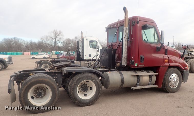 image for item DI7494 2010 Freightliner Cascadia  semi truck