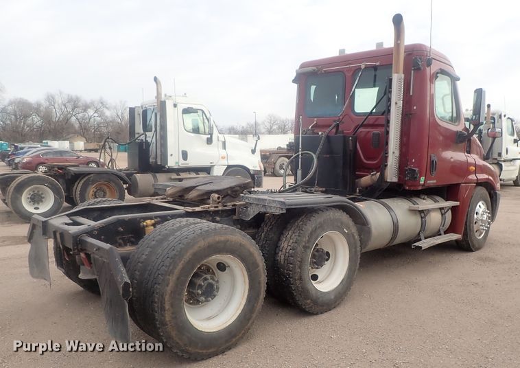 image for item DI7494 2010 Freightliner Cascadia  semi truck