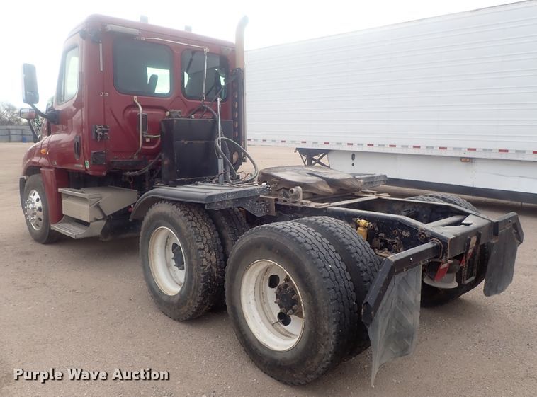 image for item DI7494 2010 Freightliner Cascadia  semi truck