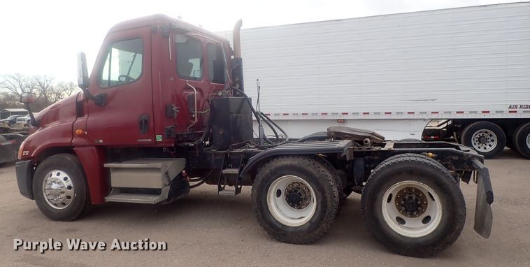 image for item DI7494 2010 Freightliner Cascadia  semi truck