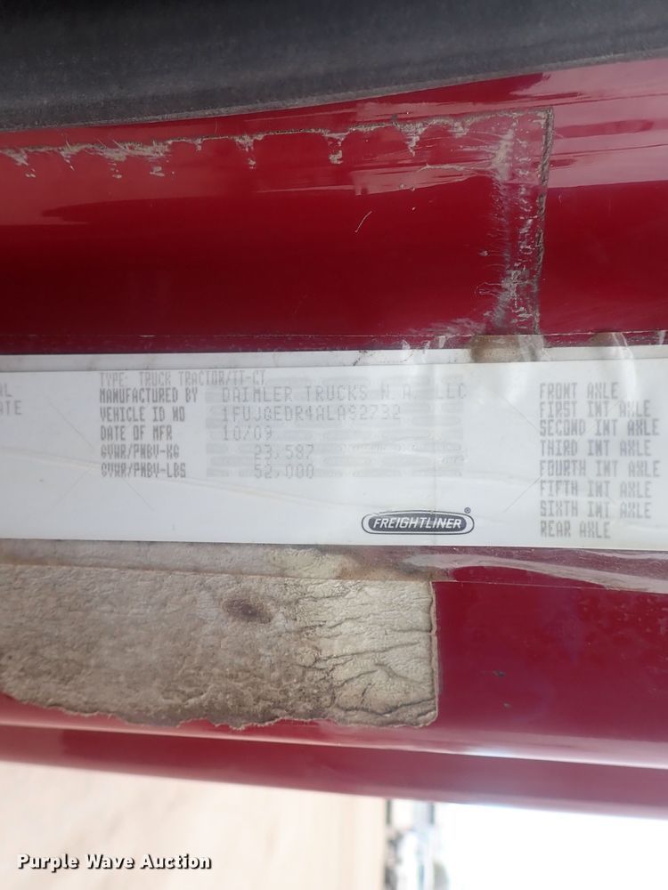 image for item DI7494 2010 Freightliner Cascadia  semi truck