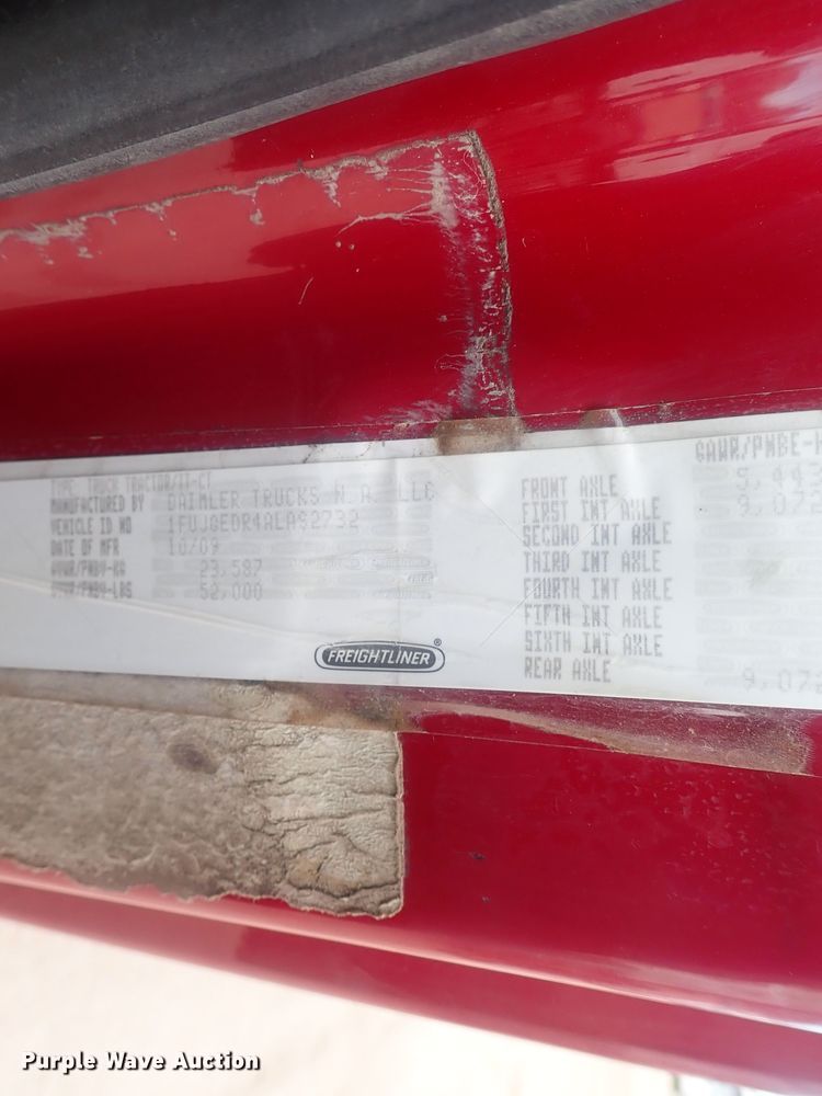 image for item DI7494 2010 Freightliner Cascadia  semi truck