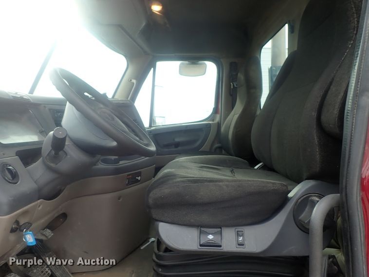 image for item DI7494 2010 Freightliner Cascadia  semi truck