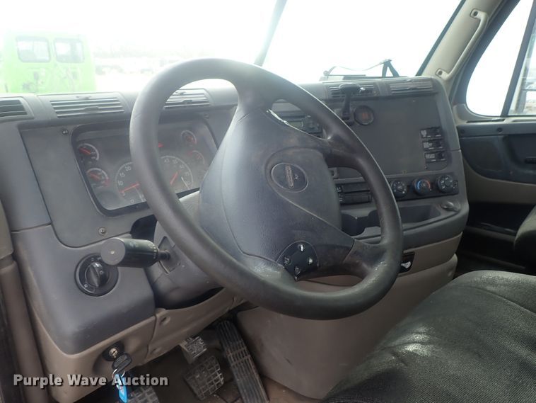 image for item DI7494 2010 Freightliner Cascadia  semi truck