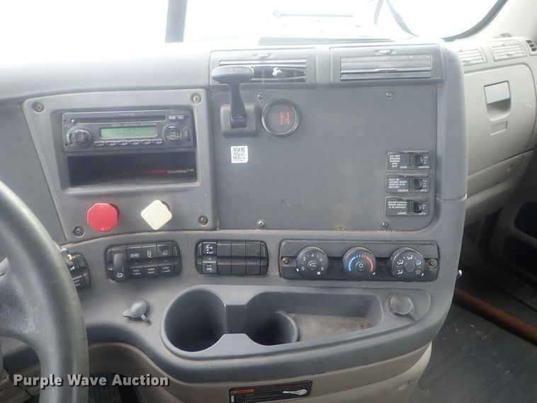 image for item DI7494 2010 Freightliner Cascadia  semi truck