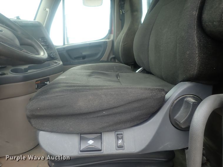 image for item DI7494 2010 Freightliner Cascadia  semi truck