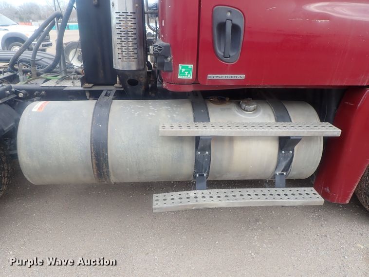 image for item DI7494 2010 Freightliner Cascadia  semi truck