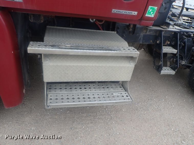 image for item DI7494 2010 Freightliner Cascadia  semi truck