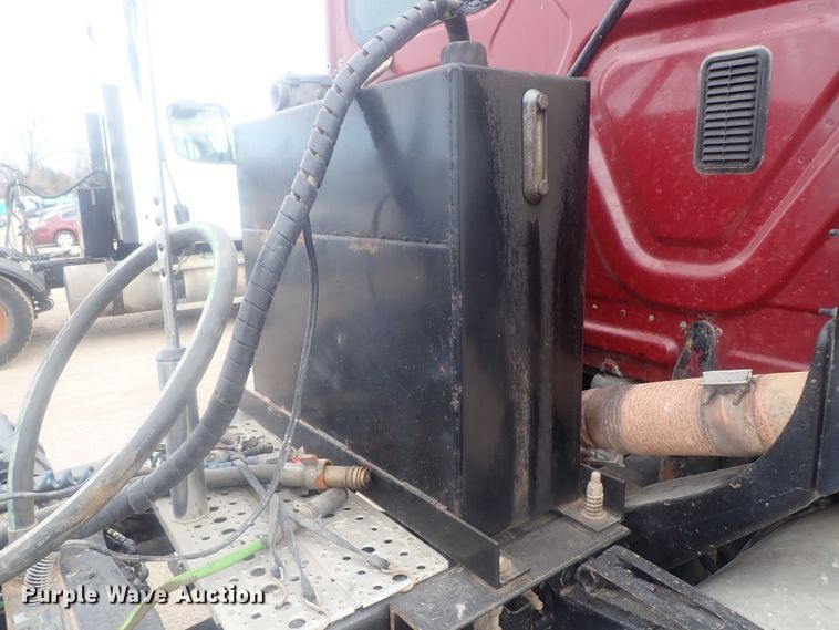 image for item DI7494 2010 Freightliner Cascadia  semi truck