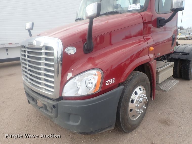 image for item DI7494 2010 Freightliner Cascadia  semi truck