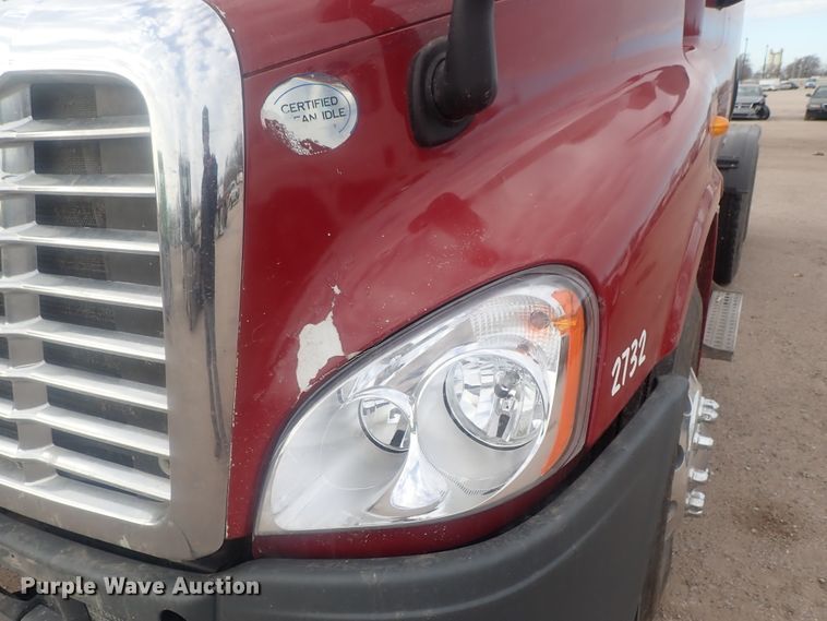 image for item DI7494 2010 Freightliner Cascadia  semi truck