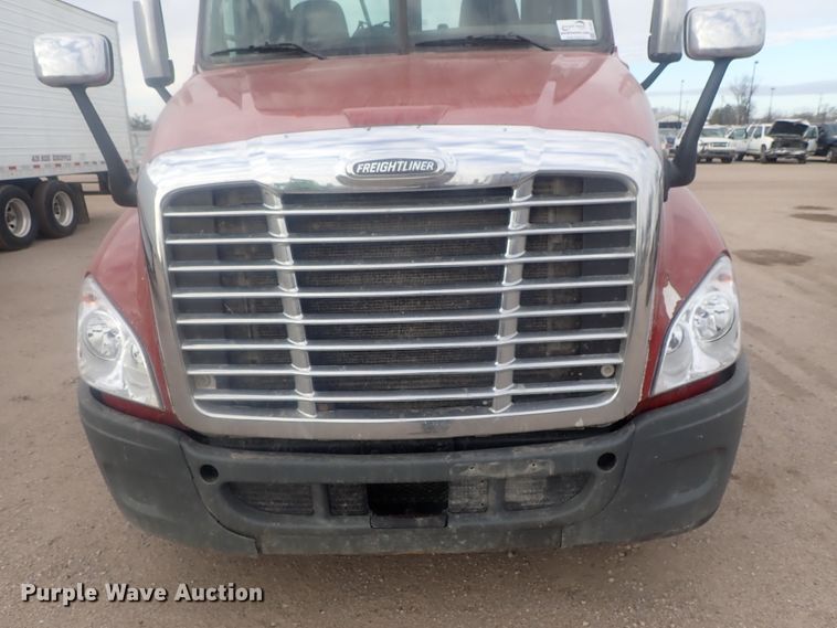 image for item DI7494 2010 Freightliner Cascadia  semi truck