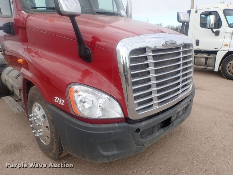 image for item DI7494 2010 Freightliner Cascadia  semi truck