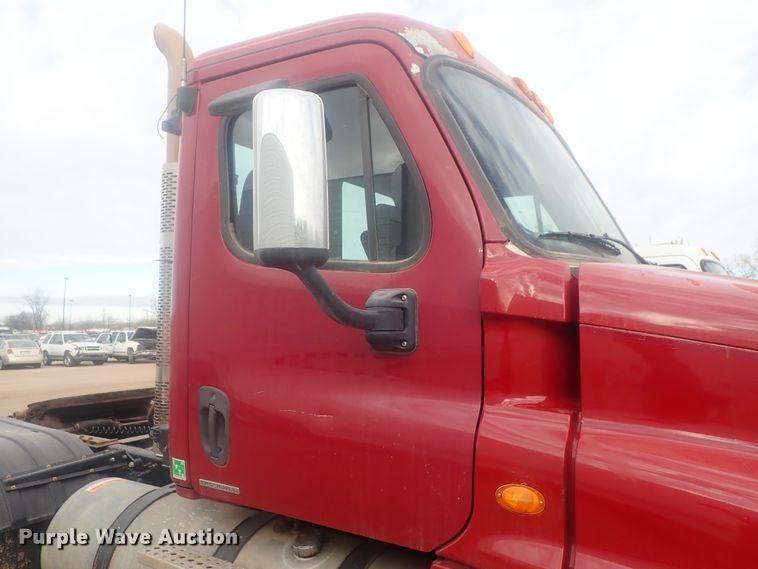 image for item DI7494 2010 Freightliner Cascadia  semi truck