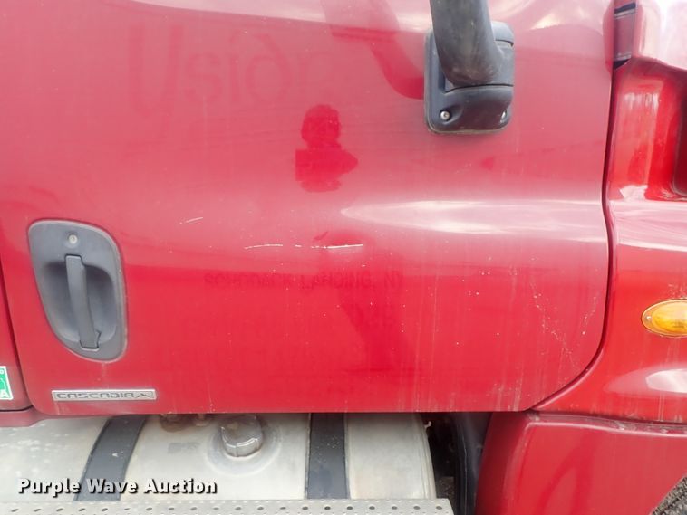 image for item DI7494 2010 Freightliner Cascadia  semi truck