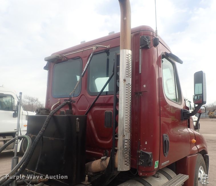 image for item DI7494 2010 Freightliner Cascadia  semi truck