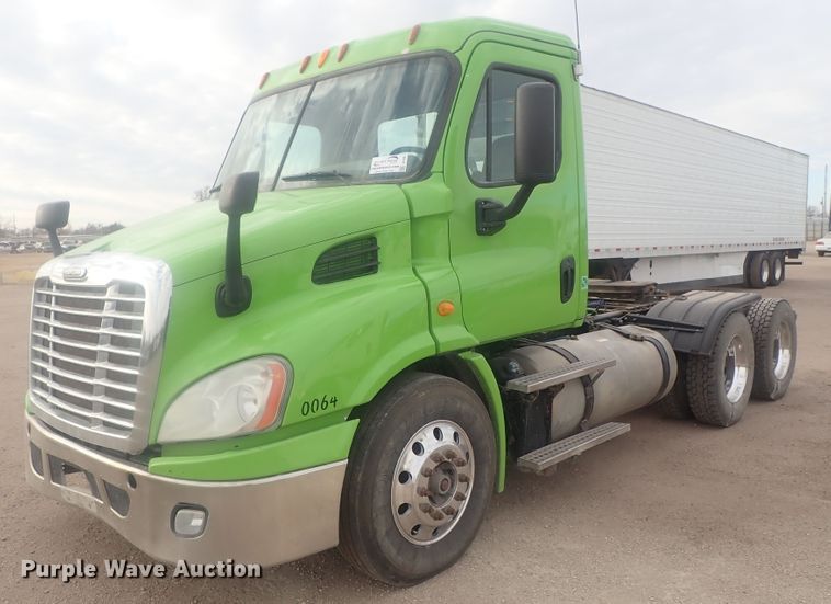 image for item DI7495 2013 Freightliner Cascadia  semi truck
