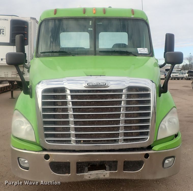 image for item DI7495 2013 Freightliner Cascadia  semi truck