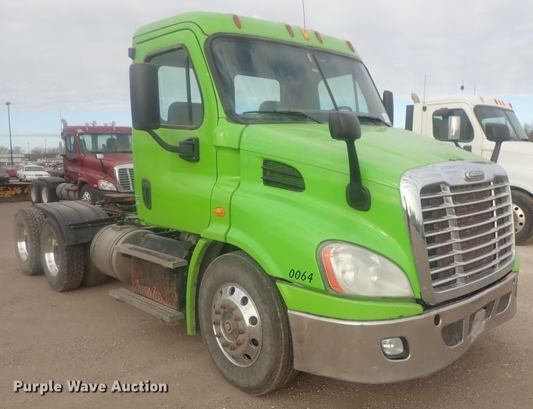 image for item DI7495 2013 Freightliner Cascadia  semi truck