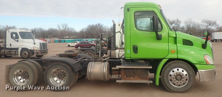 image for item DI7495 2013 Freightliner Cascadia  semi truck