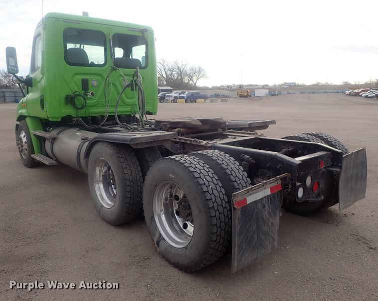 image for item DI7495 2013 Freightliner Cascadia  semi truck