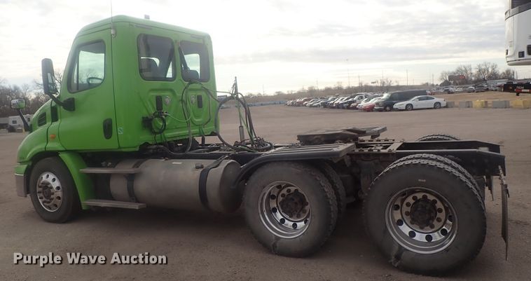 image for item DI7495 2013 Freightliner Cascadia  semi truck