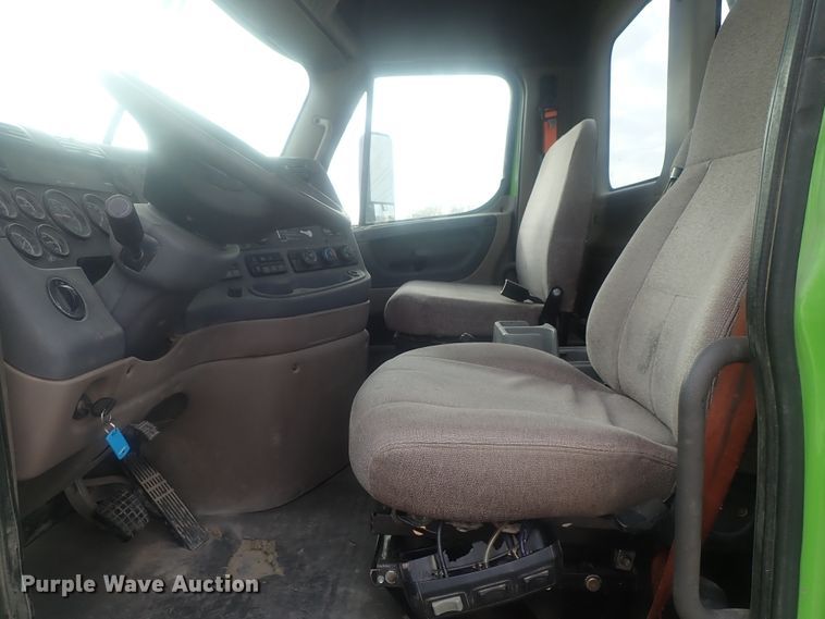 image for item DI7495 2013 Freightliner Cascadia  semi truck