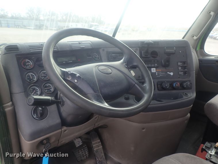 image for item DI7495 2013 Freightliner Cascadia  semi truck