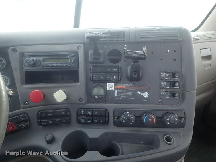 image for item DI7495 2013 Freightliner Cascadia  semi truck