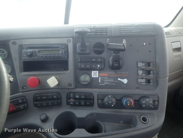 image for item DI7495 2013 Freightliner Cascadia  semi truck