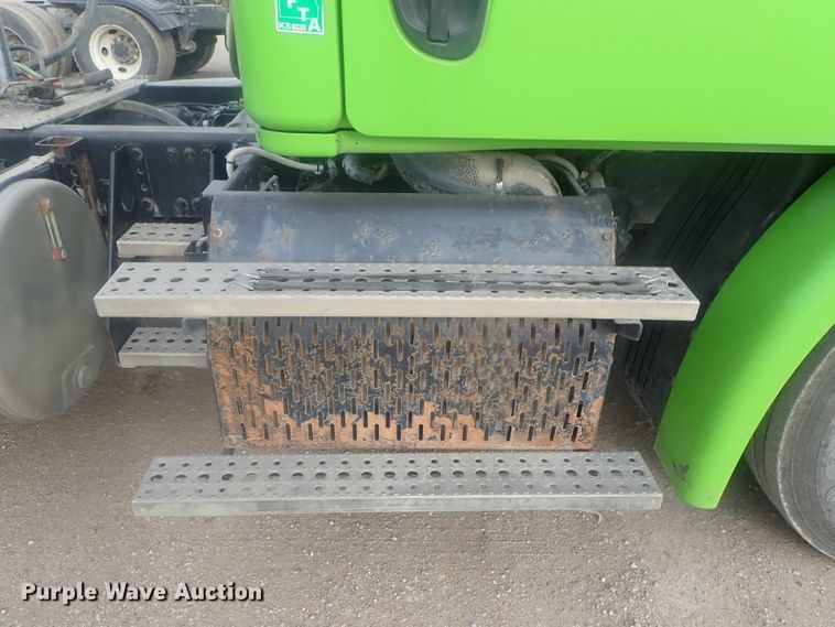 image for item DI7495 2013 Freightliner Cascadia  semi truck