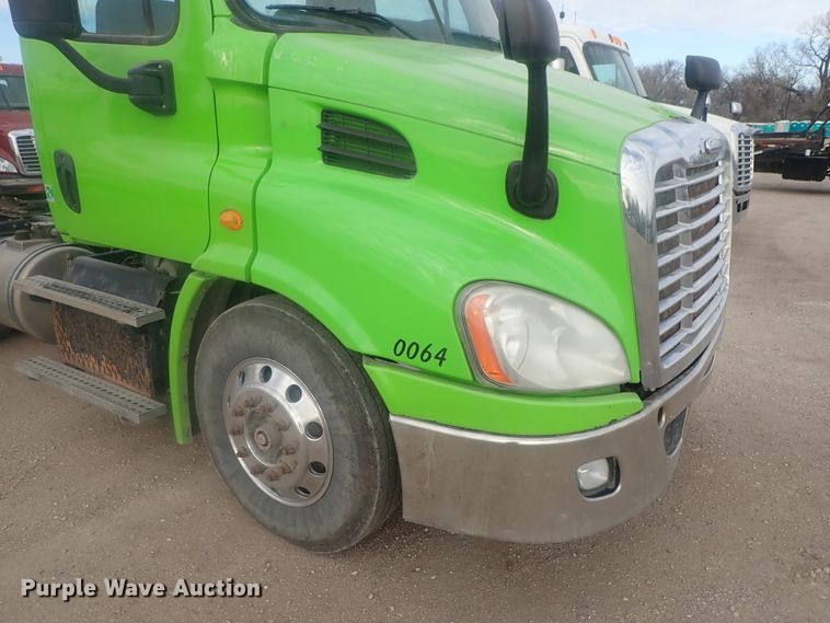 image for item DI7495 2013 Freightliner Cascadia  semi truck