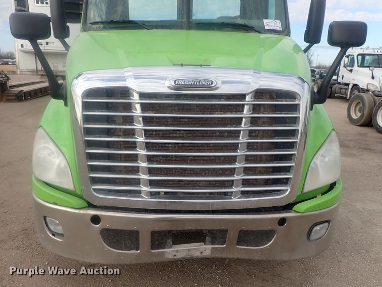 image for item DI7495 2013 Freightliner Cascadia  semi truck