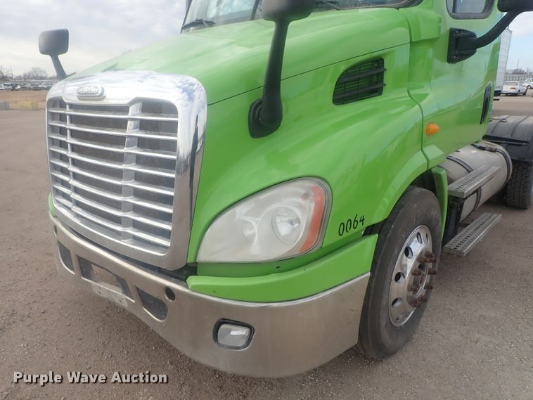 image for item DI7495 2013 Freightliner Cascadia  semi truck