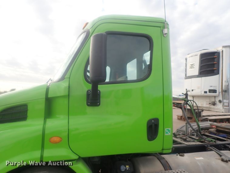 image for item DI7495 2013 Freightliner Cascadia  semi truck