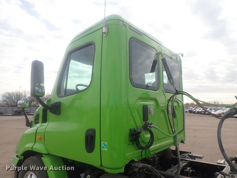 image for item DI7495 2013 Freightliner Cascadia  semi truck