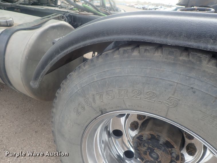 image for item DI7495 2013 Freightliner Cascadia  semi truck