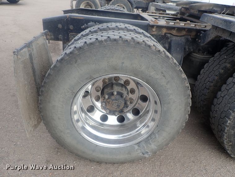 image for item DI7495 2013 Freightliner Cascadia  semi truck