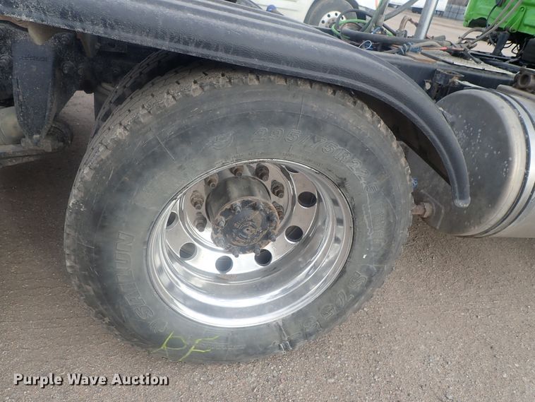 image for item DI7495 2013 Freightliner Cascadia  semi truck