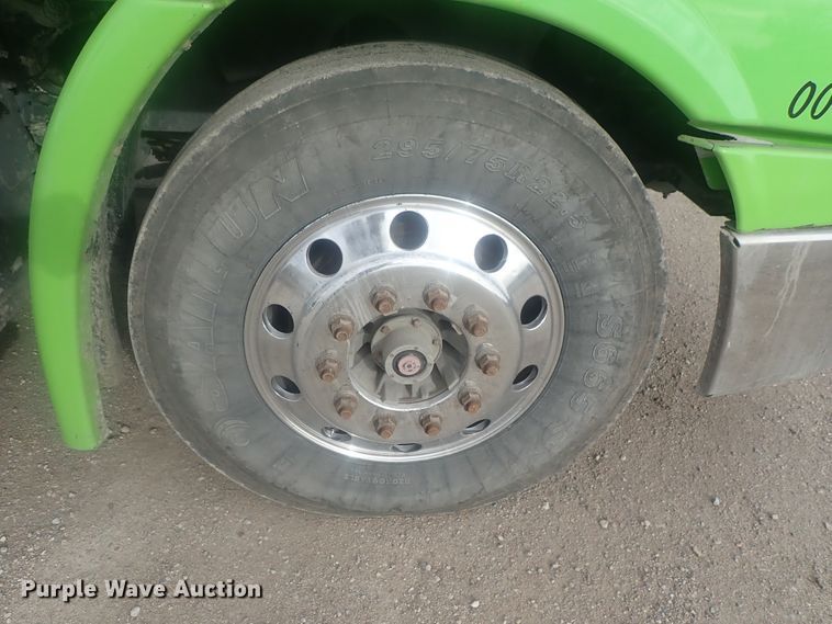 image for item DI7495 2013 Freightliner Cascadia  semi truck