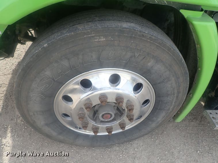 image for item DI7495 2013 Freightliner Cascadia  semi truck