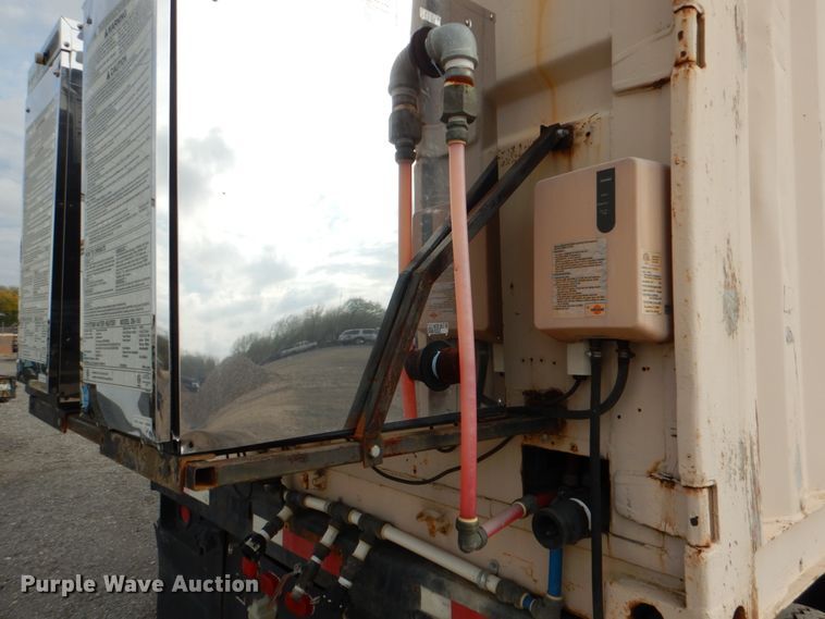 image for item DJ0758 1990 Miller shower trailer