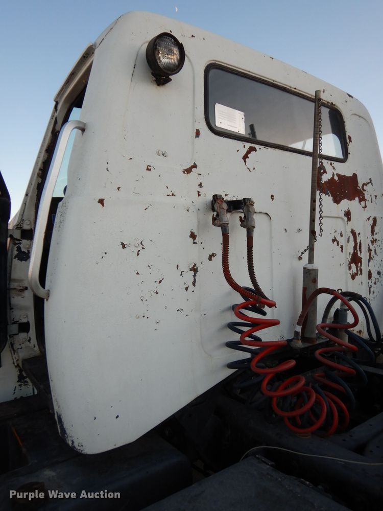 image for item DJ2752 1985 GMC Brigadier  semi truck