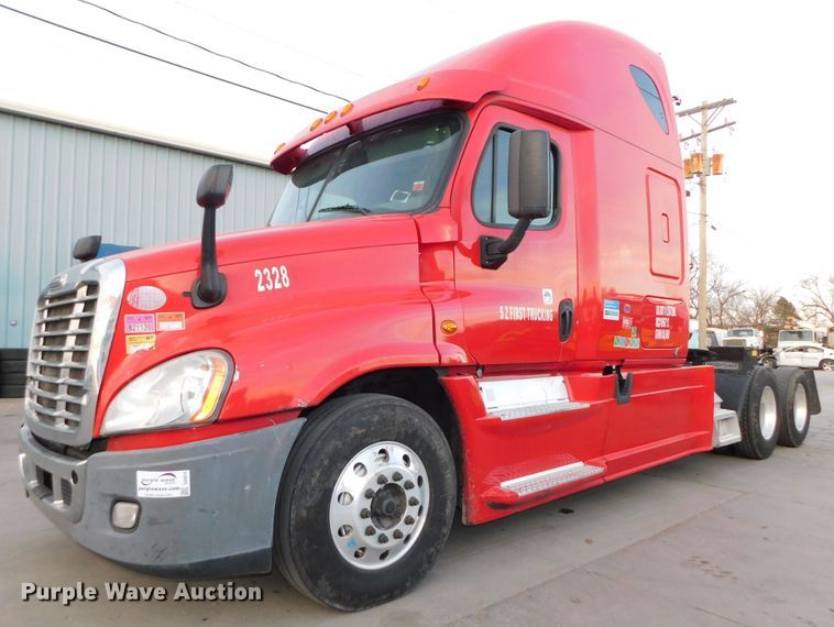 image for item DJ5874 2015 Freightliner Cascadia 125  semi truck