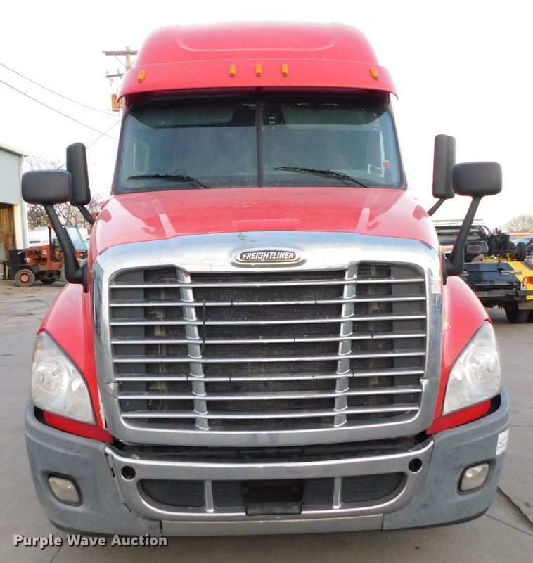 image for item DJ5874 2015 Freightliner Cascadia 125  semi truck