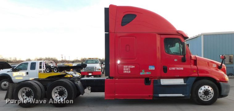 image for item DJ5874 2015 Freightliner Cascadia 125  semi truck