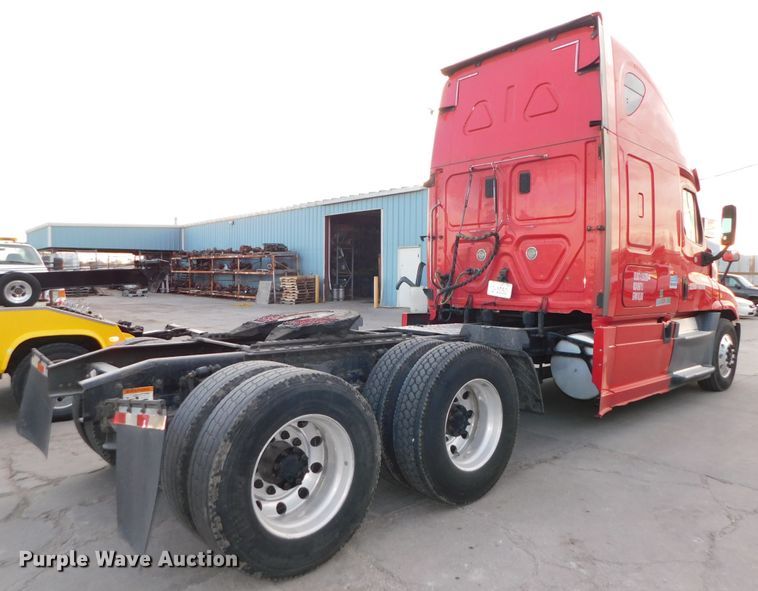 image for item DJ5874 2015 Freightliner Cascadia 125  semi truck